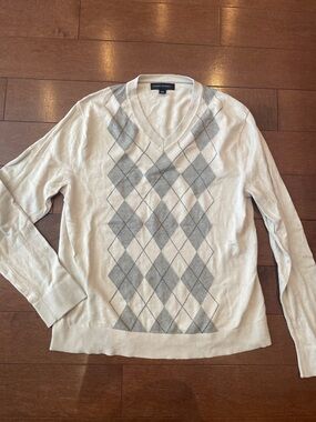 Banana Republic Cream V‑Neck Argyle Pullover with Gray Diamonds
